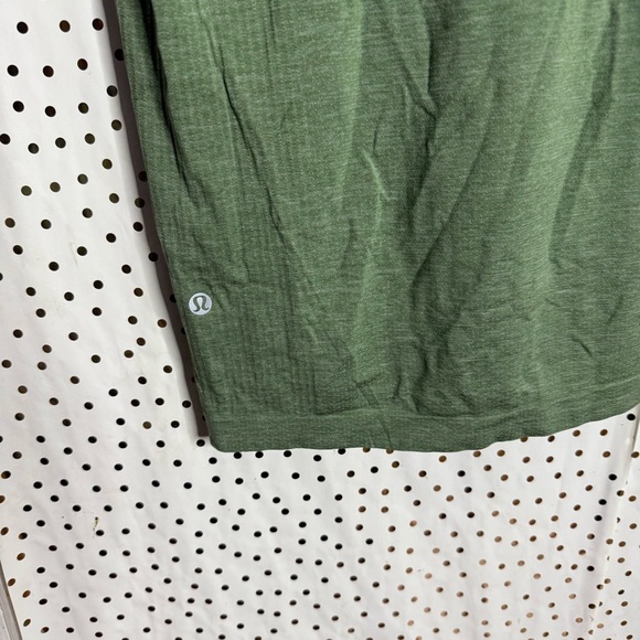Lululemon Men's Green T-Shirt - Picture 4 of 6